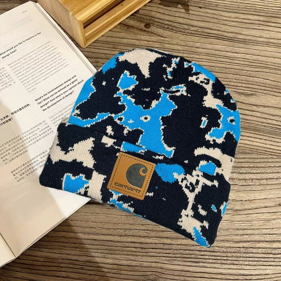 Stickad utomhusmössa med ko-jacquard