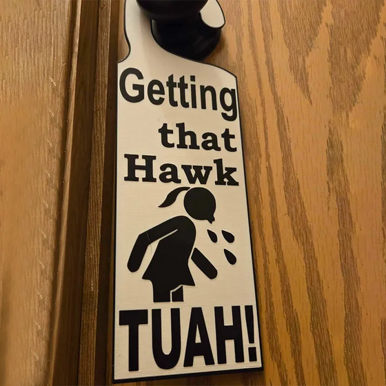 Hawk Tuah dörrskylt