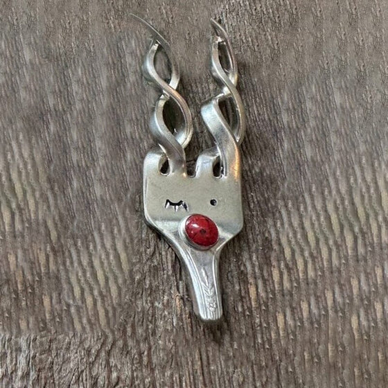 Roligt renhornssmycke med gafflar