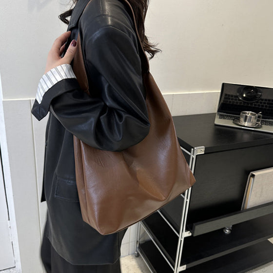 Enfärgad axelremsväska i västerländsk stil