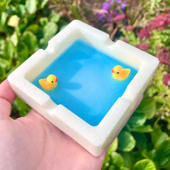 En askkopp formad som en badank