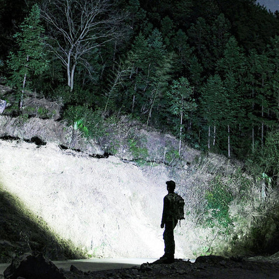 Ficklampa med magnetisk kapsylklämma för utomhusbruk