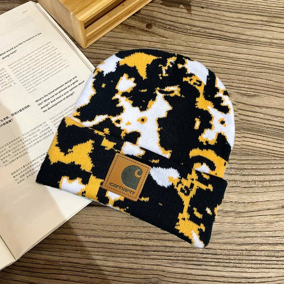 Stickad utomhusmössa med ko-jacquard