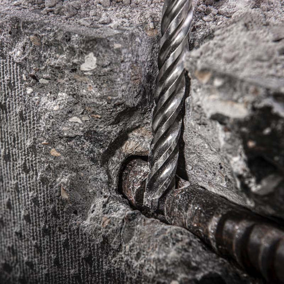 Fyra blad serrerat excentriskt borr