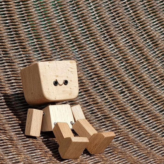 Skakande träfigur-man