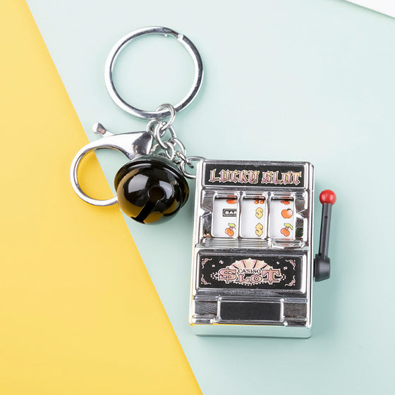 Nyckelring utformad i form av en spelautomat