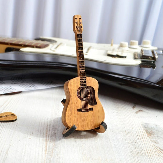Julklapp i trä för gitarr: Snidad plektrumlåda