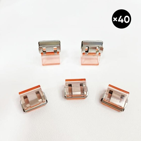 Färgglada små pappersklämmor