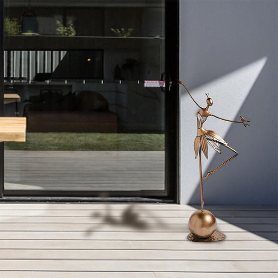 Förtrollande dansande trädgårdsflicka