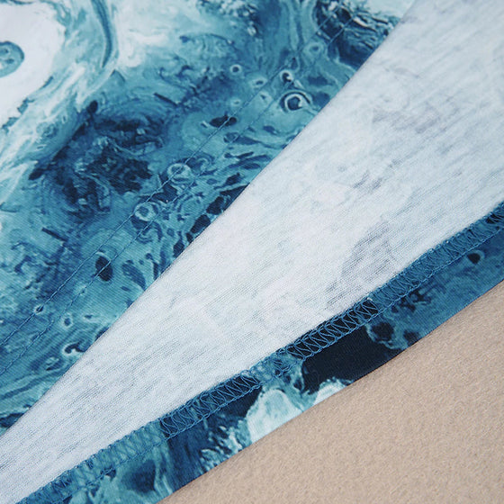 V-ringad miniklänning i blått tryck