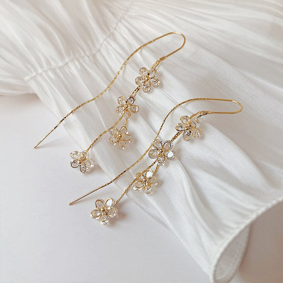 Örhängen med zirkon plommonblomma