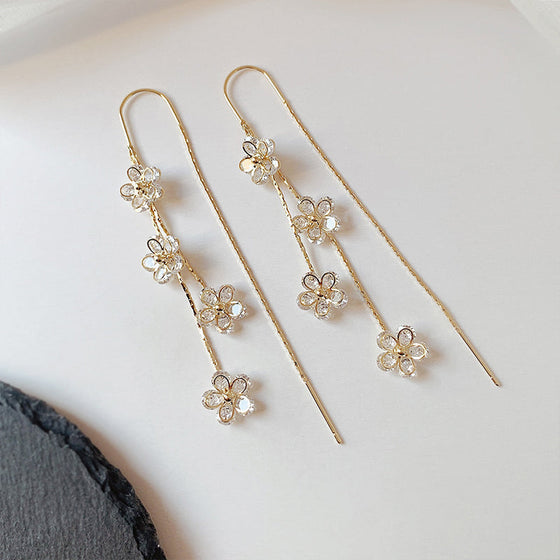 Örhängen med zirkon plommonblomma