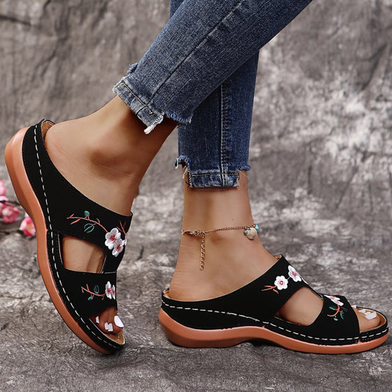 Broderade blomsandaler för kvinnor