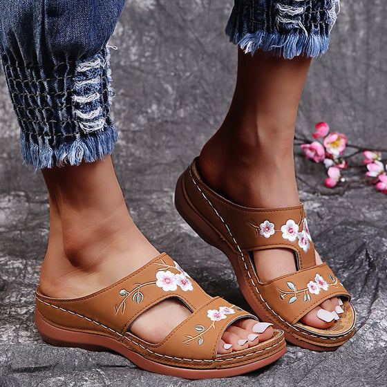 Broderade blomsandaler för kvinnor