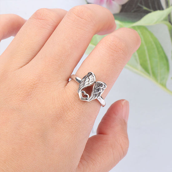 Ring med ängelvingar och hjärtdesign