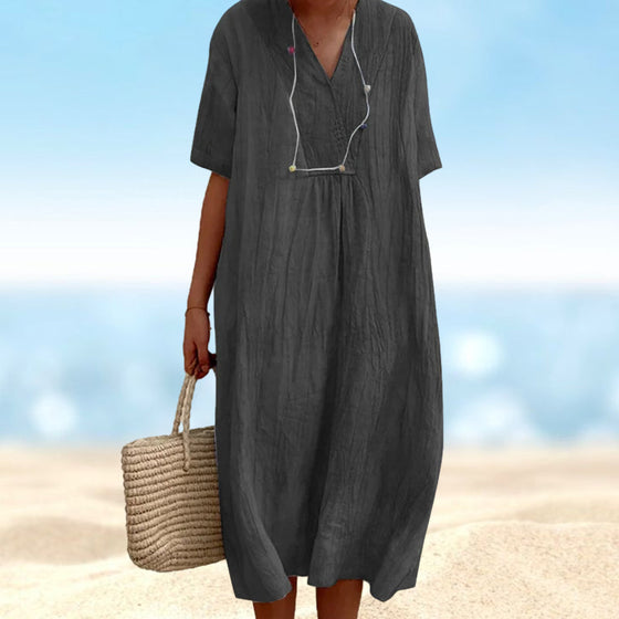 Enfärgad Klänning med V-ringad hals med kortärmad design.