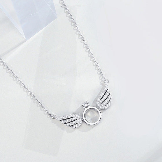 Glänsande halsband med änglavingar