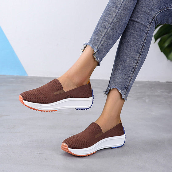 Kvinnors slip-on flygande vävda skor