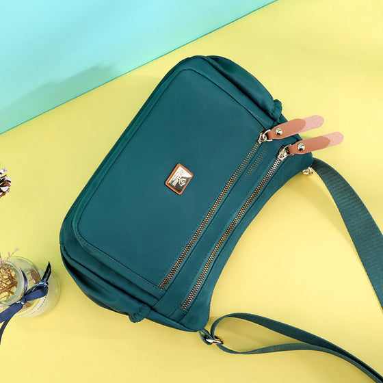 Axelväska med flera fack