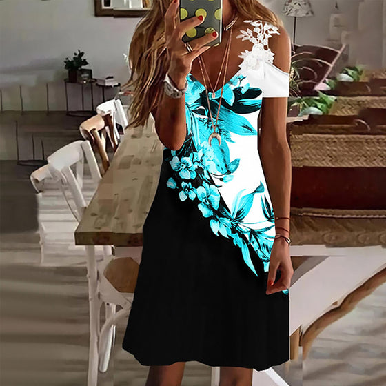 Blommig strandsolklänning med kalla axlar