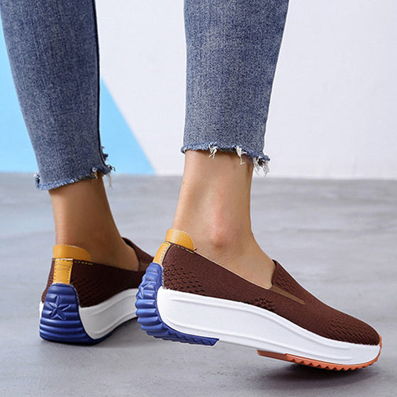 Kvinnors slip-on flygande vävda skor