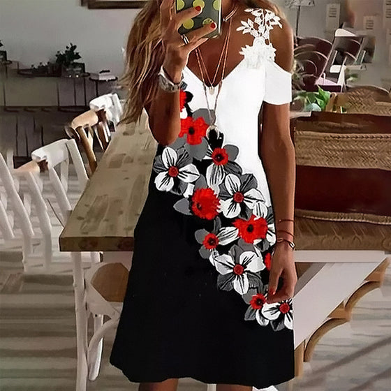 Blommig strandsolklänning med kalla axlar