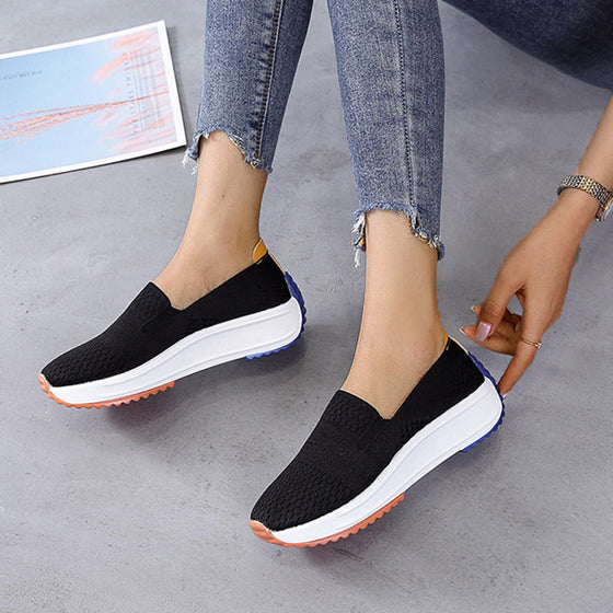 Kvinnors slip-on flygande vävda skor