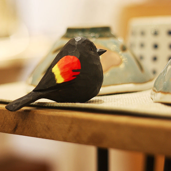 Tjock pipande fågel träsnideri prydnad