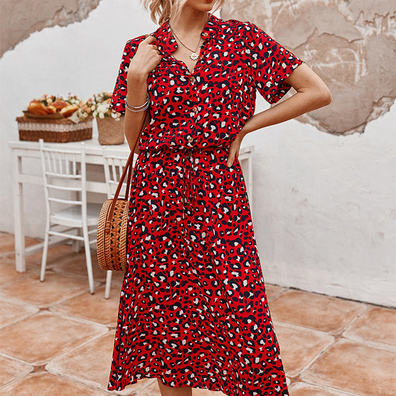 V-ringad klänning med pricktryck