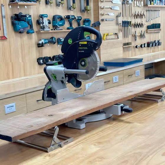 Justerbar stödram för maskinen