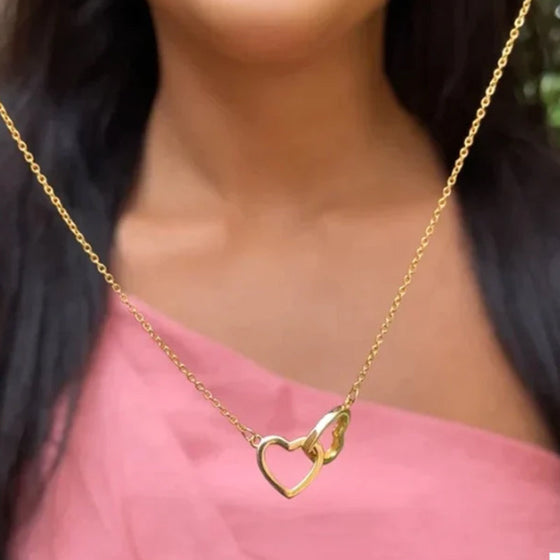 Halsband med två hjärtan i en roterande ros-presentbox