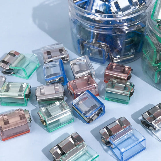 Färgglada små pappersklämmor