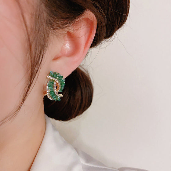 Gröna dekorerade spänneörhängen