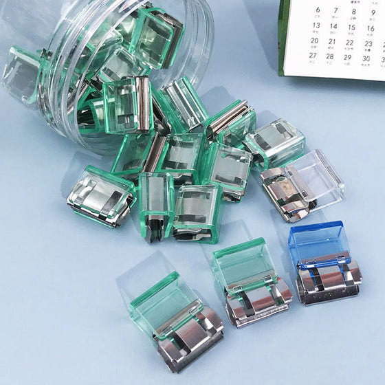 Färgglada små pappersklämmor