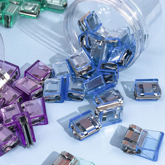 Färgglada små pappersklämmor