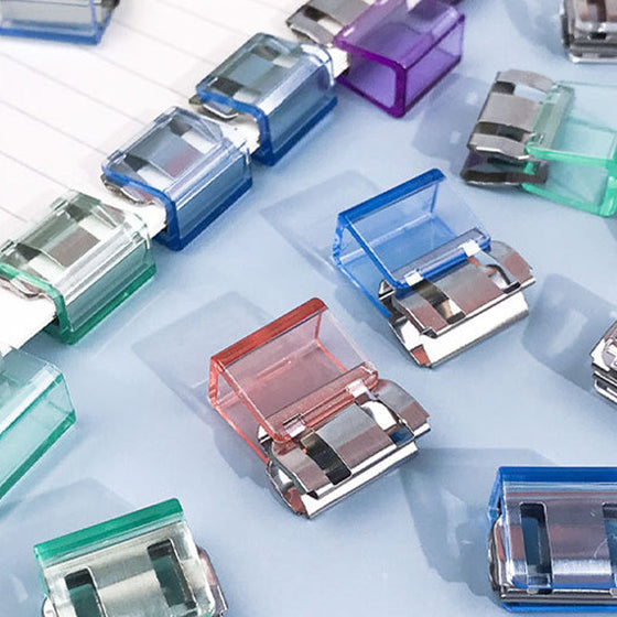 Färgglada små pappersklämmor