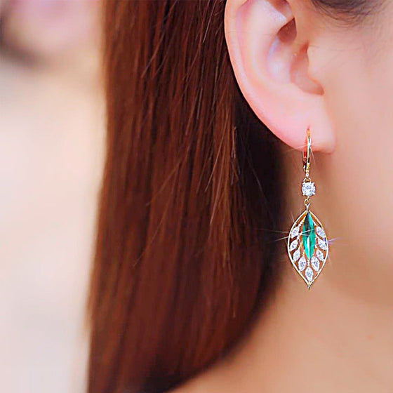 Fashionabla smaragdbladsdiamantörhängen