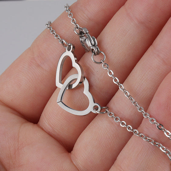 Halsband med två hjärtan i en roterande ros-presentbox