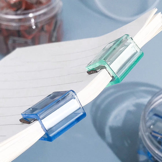 Färgglada små pappersklämmor