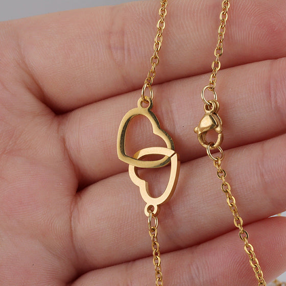 Halsband med två hjärtan i en roterande ros-presentbox