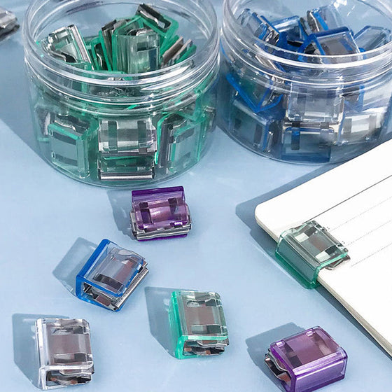 Färgglada små pappersklämmor