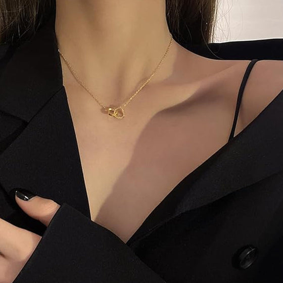 Halsband med två hjärtan i en roterande ros-presentbox