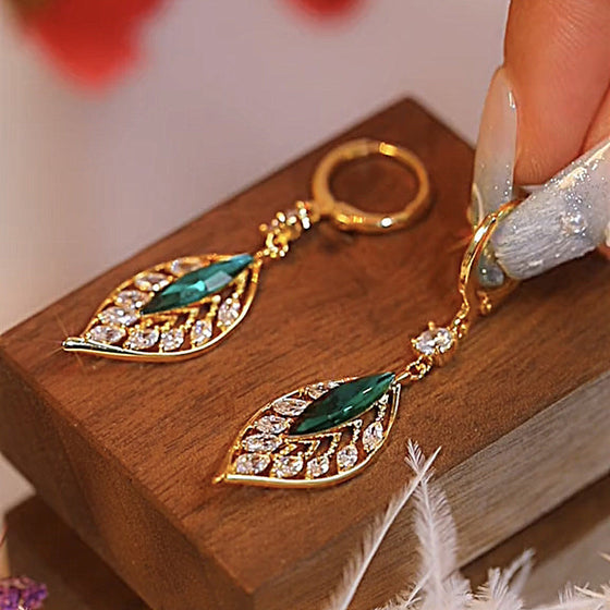Fashionabla smaragdbladsdiamantörhängen