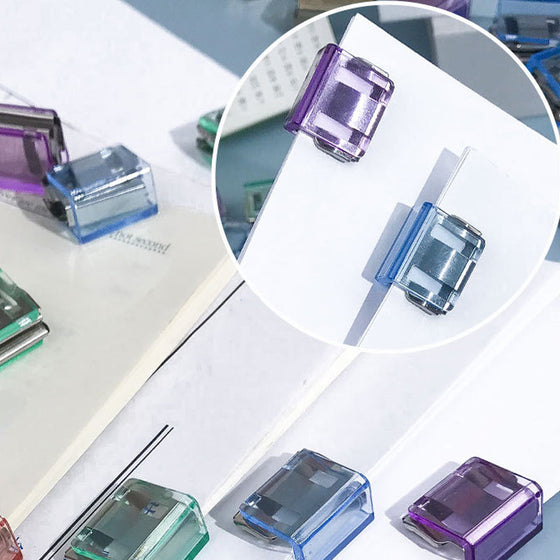 Färgglada små pappersklämmor