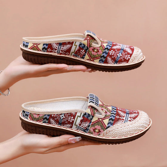 Andningsbara sandaler med flätade blommor