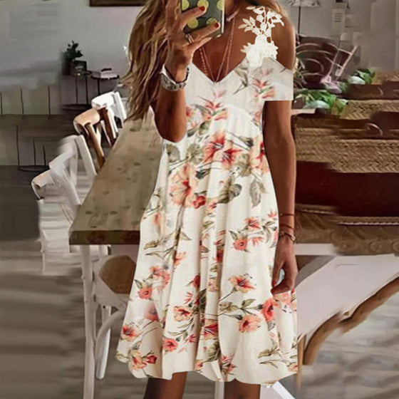 Blommig strandsolklänning med kalla axlar