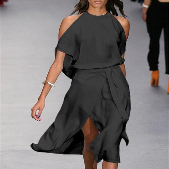 Enfärgad midiklänning med kall axel