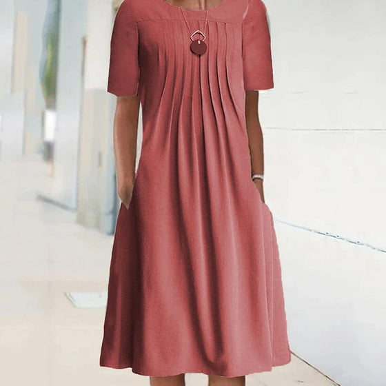 Enfärgad crewneck plisserad klänning