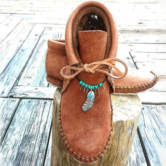 Platta klackar med fjäderdekoration