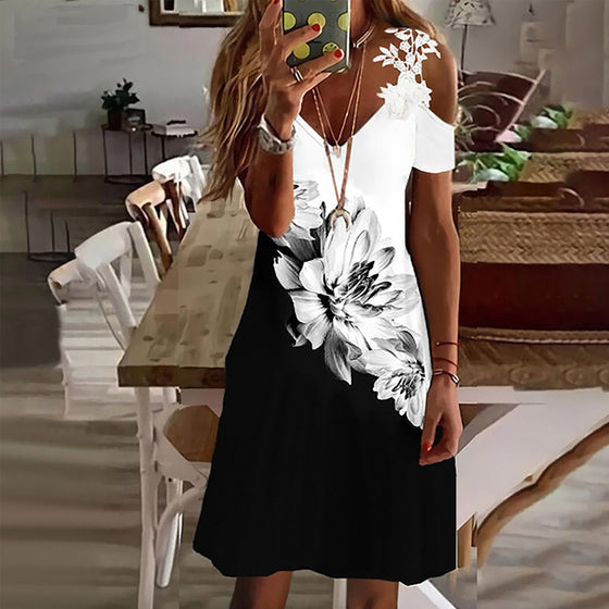 Blommig strandsolklänning med kalla axlar